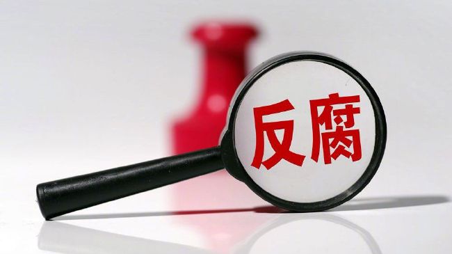 《1921》的故事主要发生在上海，影片拍摄期间，为真实再现历史，主创团队在全世界范围辗转万里挖掘详实史料，邀请党史专家全程参与，更是1:1还原建党原址建筑群